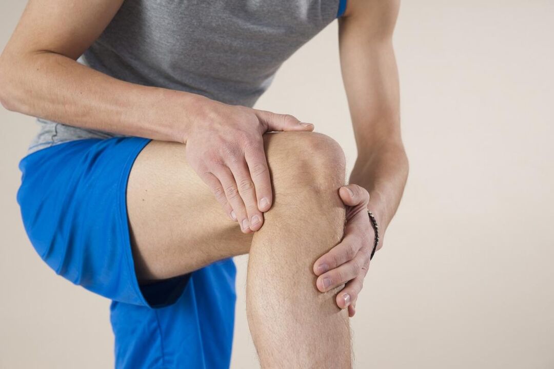 Die ersten Schmerzen und Steifheit im Gelenk aufgrund von Arthrose werden auf Muskel- und Bänderzerrungen zurückgeführt. 