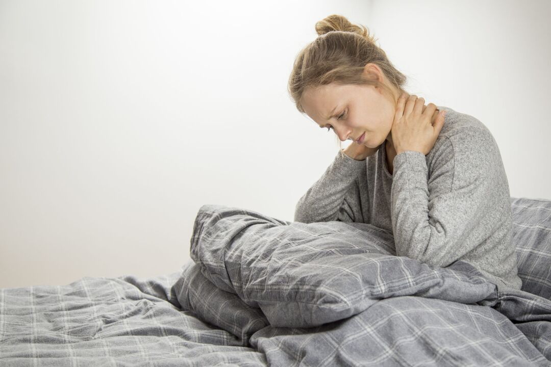 Frau mit Symptomen einer zervikalen Osteochondrose. 